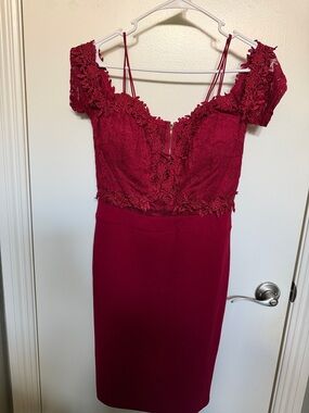 Elegant Red Lace Bodice Sheath Dress